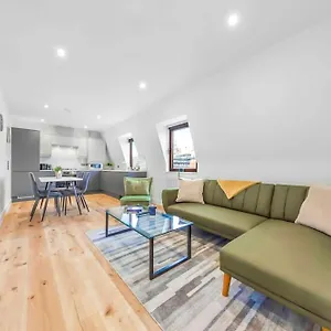 Apartment Serviced Apt In Central Lr3, London